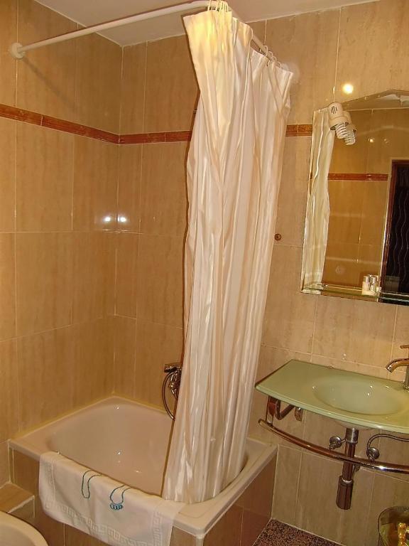 مدريد Hostal Miguel Angel الغرفة الصورة